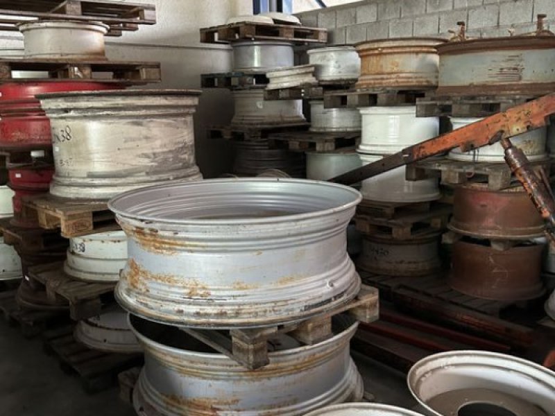 Rad van het type New Holland verschillende soorten velgen, Gebrauchtmaschine in Bladel (Foto 1)