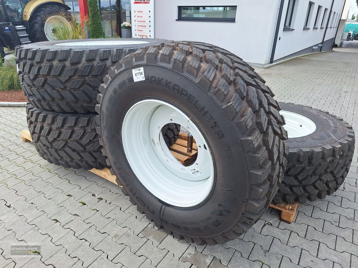 Rad des Typs Nokian 650/65R42+540/65R30, Neumaschine in Gampern (Bild 2)