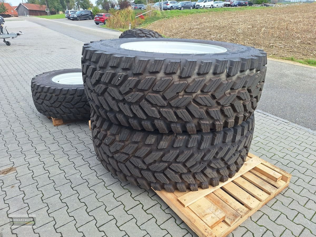 Rad des Typs Nokian 650/65R42+540/65R30, Neumaschine in Gampern (Bild 4)