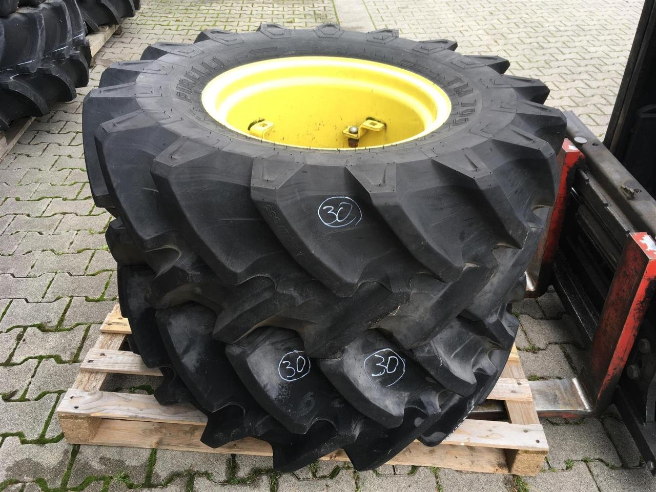 Rad typu Pirelli 380/70R20 x2, Gebrauchtmaschine v Zweibrücken (Obrázek 2)