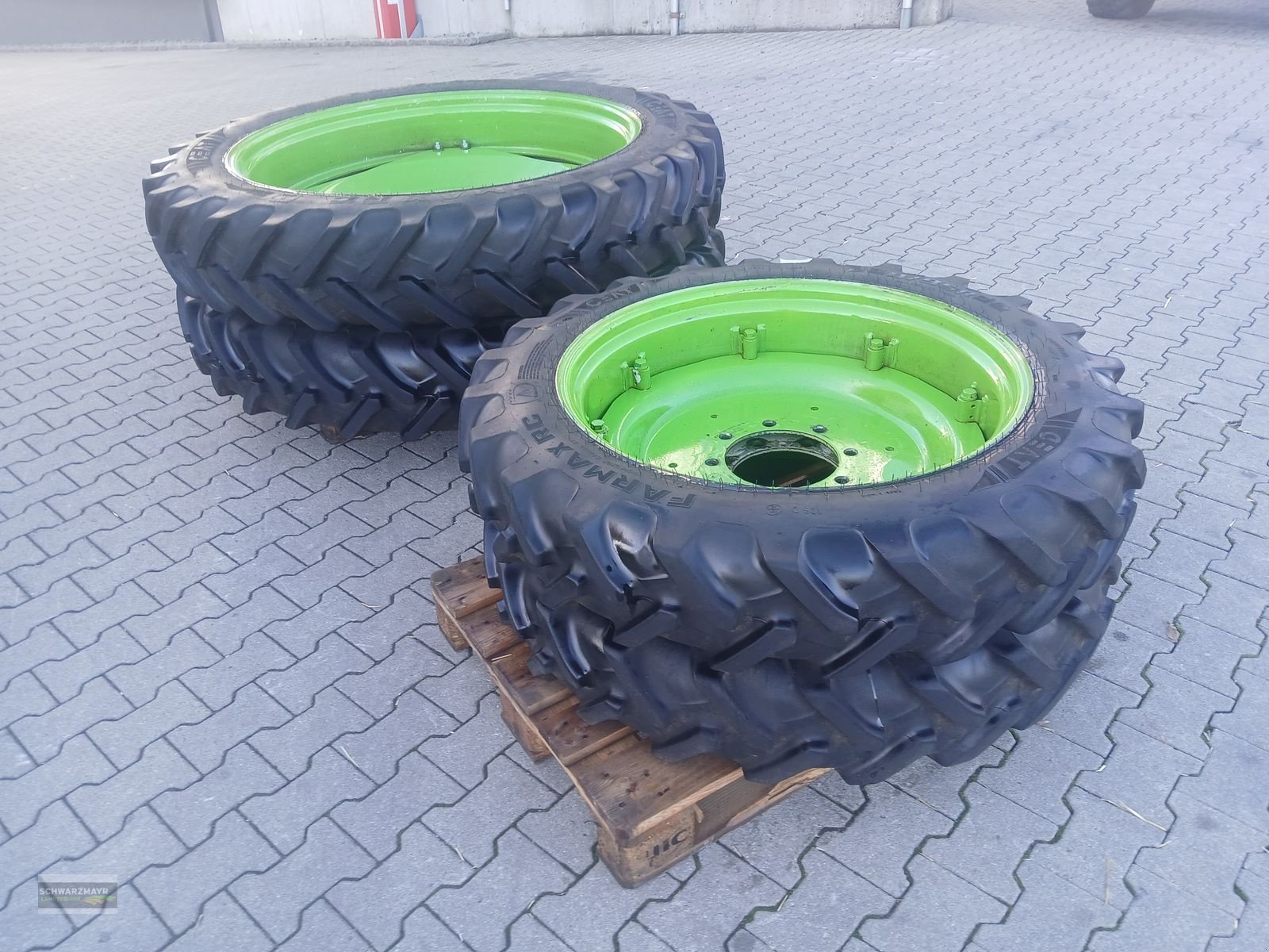 Rad des Typs Sonstige 300/95R46 + 230/95R32, Gebrauchtmaschine in Aurolzmünster (Bild 4)