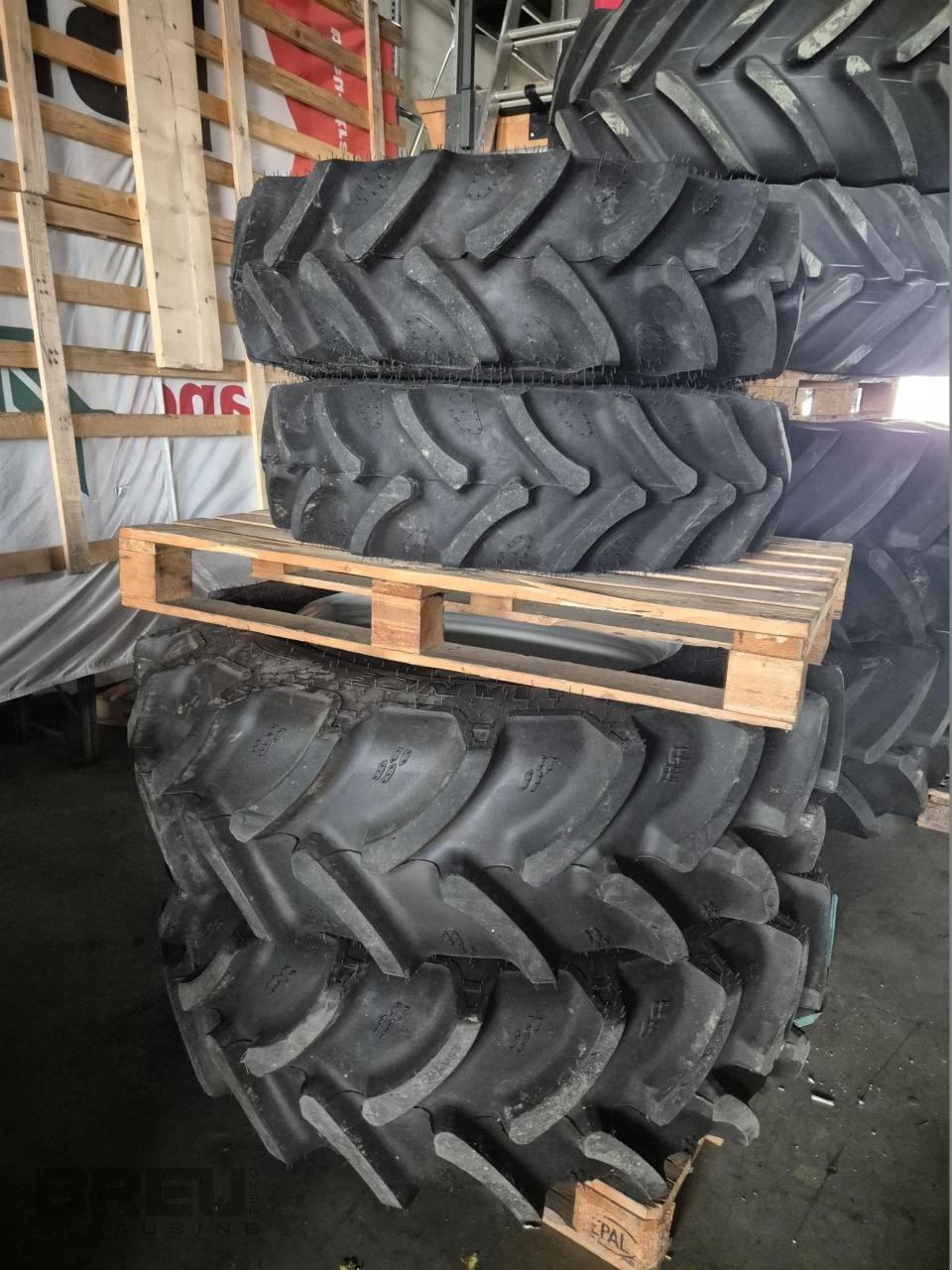 Rad des Typs Steyr 280/85R20 +380/85R28  CNH Farmall A, Neumaschine in Straubing (Bild 1)