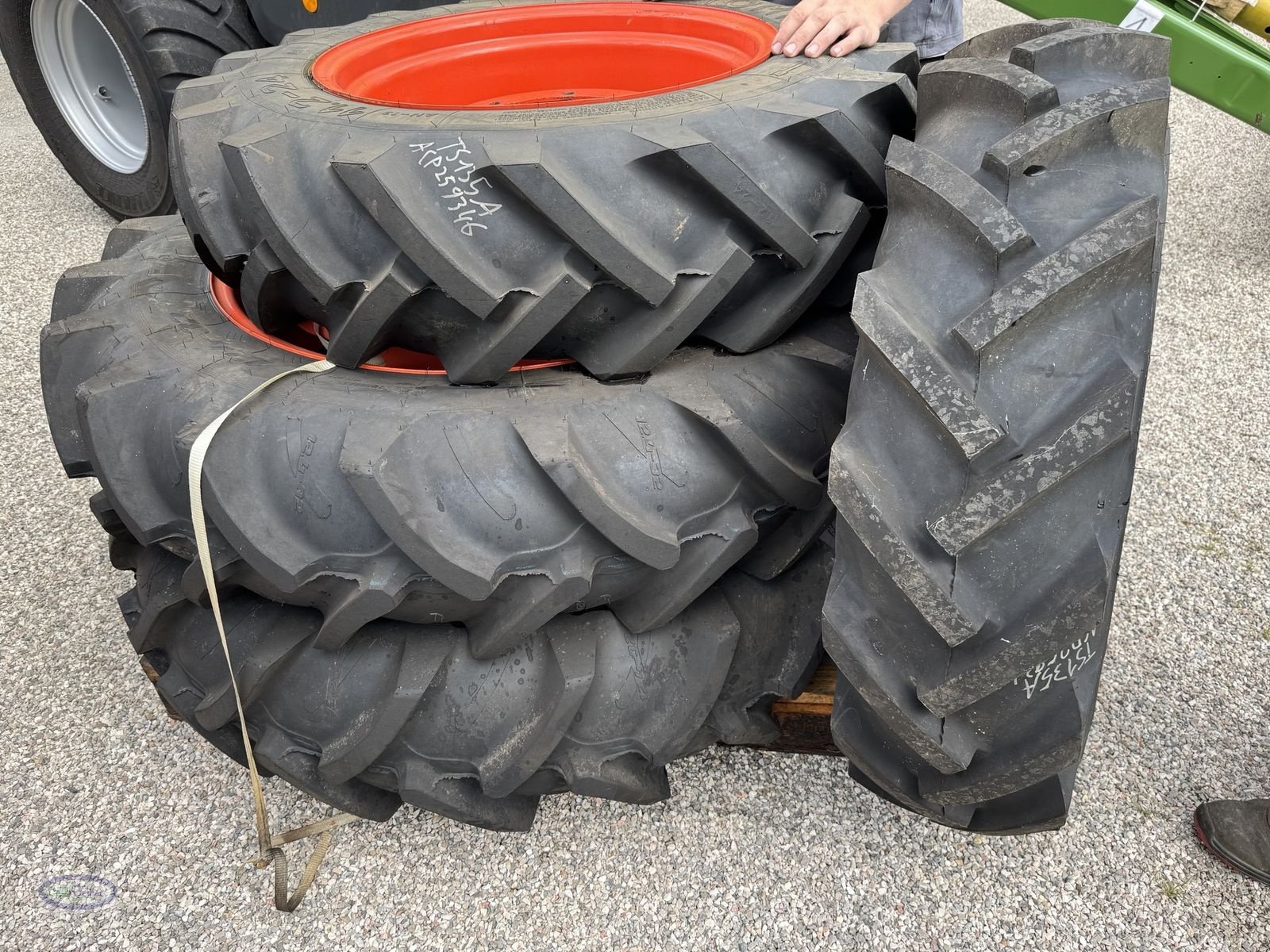 Rad typu Stomil 12.4-32  11.2-24, Neumaschine v Münzkirchen (Obrázek 1)