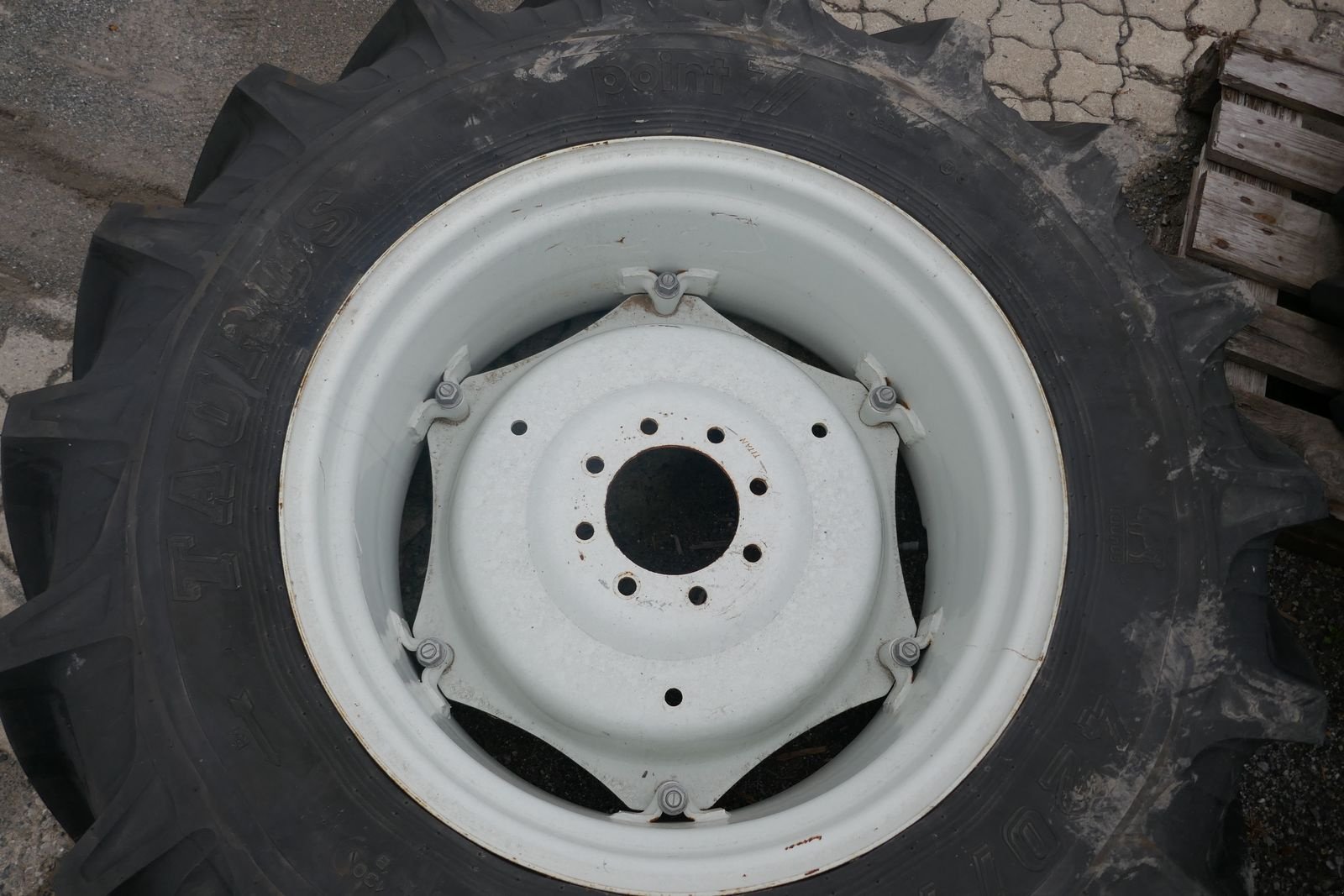 Rad of the type Taurus 420/70R28 mit NH Felge, Gebrauchtmaschine in Villach (Picture 4)