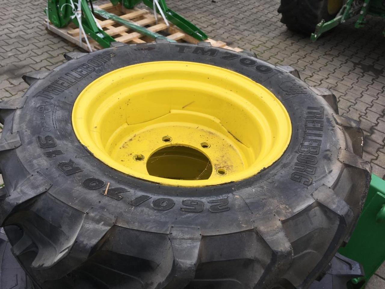 Rad des Typs Trelleborg 260/70R16 x2, Neumaschine in Worms (Bild 1)