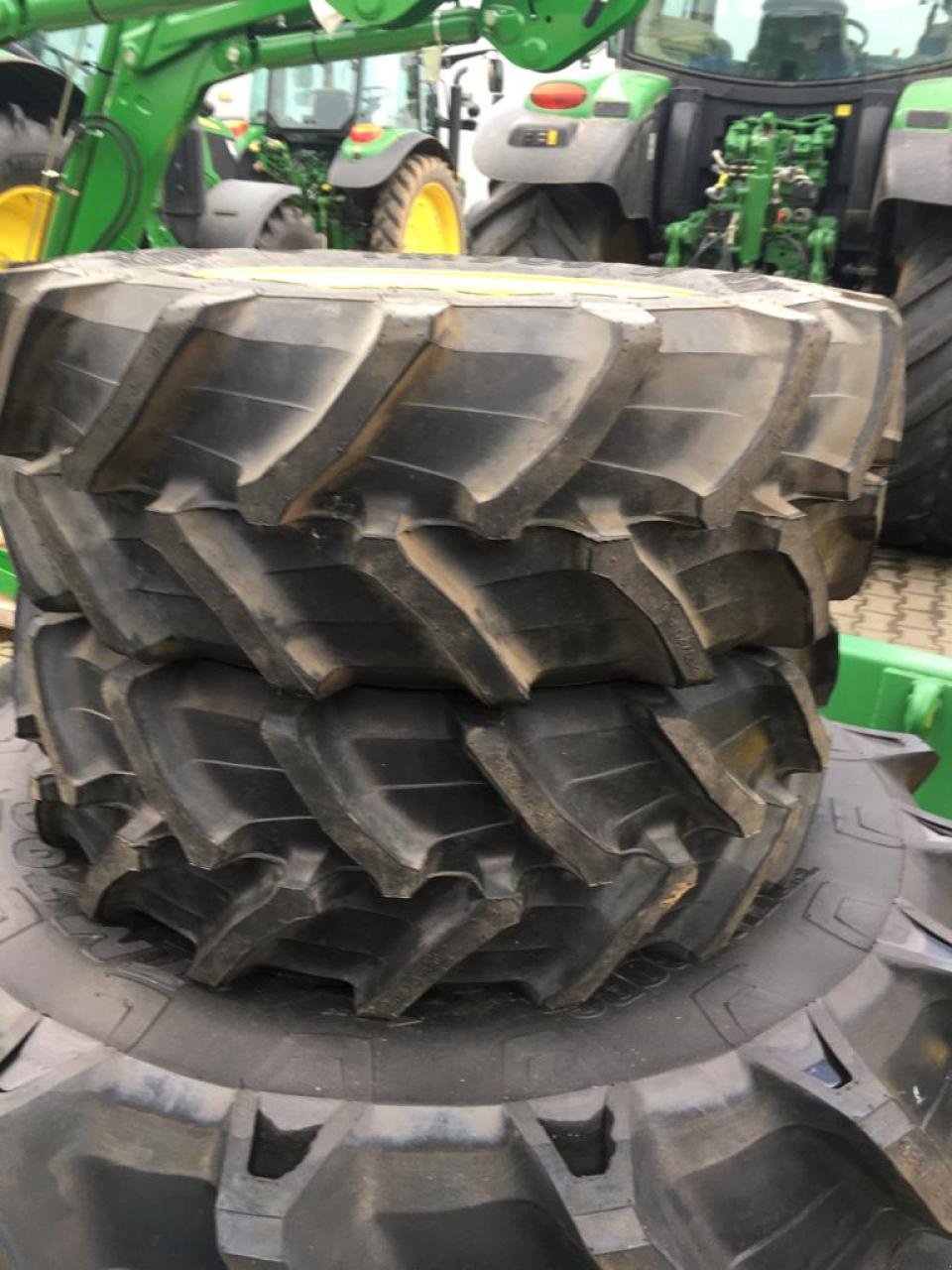 Rad des Typs Trelleborg 260/70R16 x2, Neumaschine in Worms (Bild 2)