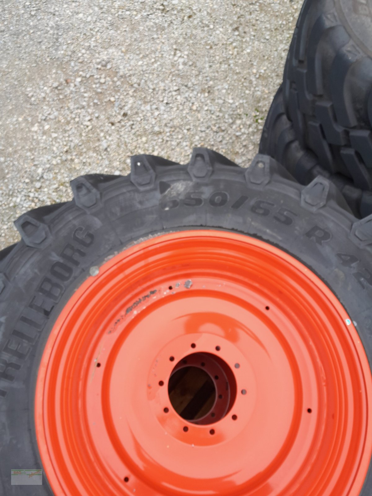 Rad des Typs Trelleborg 650/65 R42, Neumaschine in Ingelfingen-Stachenhausen (Bild 2)