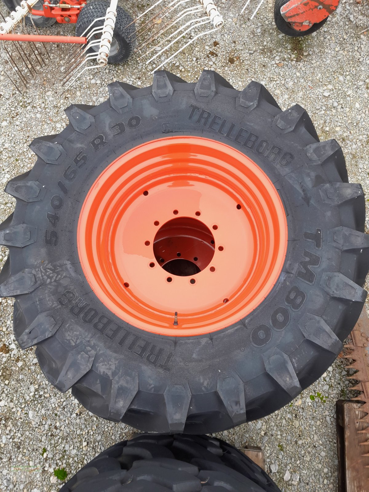 Rad des Typs Trelleborg 650/65 R42, Neumaschine in Ingelfingen-Stachenhausen (Bild 3)