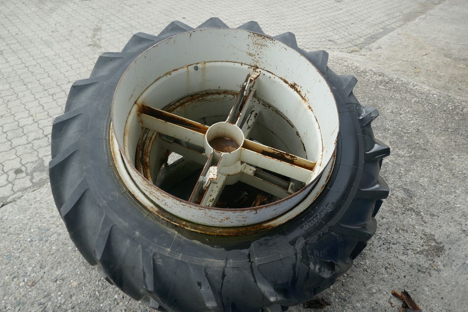 Rad typu Trinker 12.4-32 Zwillingräder, Gebrauchtmaschine v Villach (Obrázek 2)