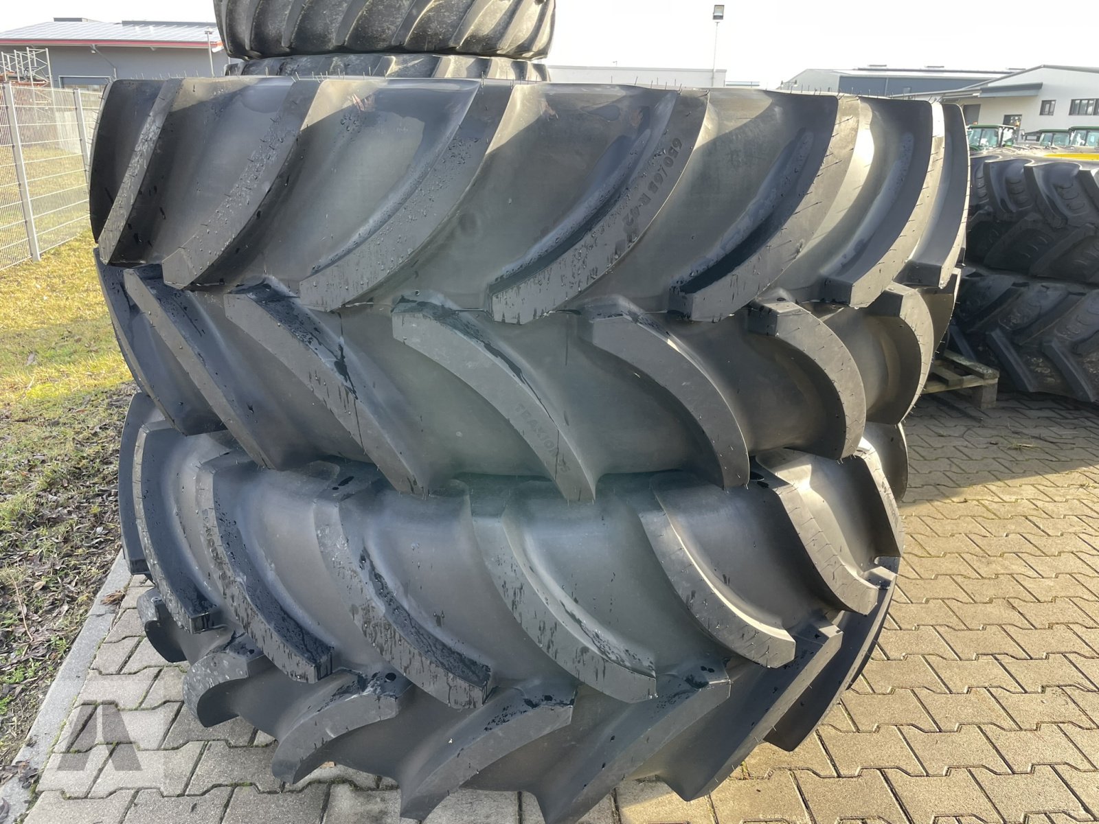 Rad of the type Vredestein 650/65 R42, Neumaschine in Eching (Picture 1)