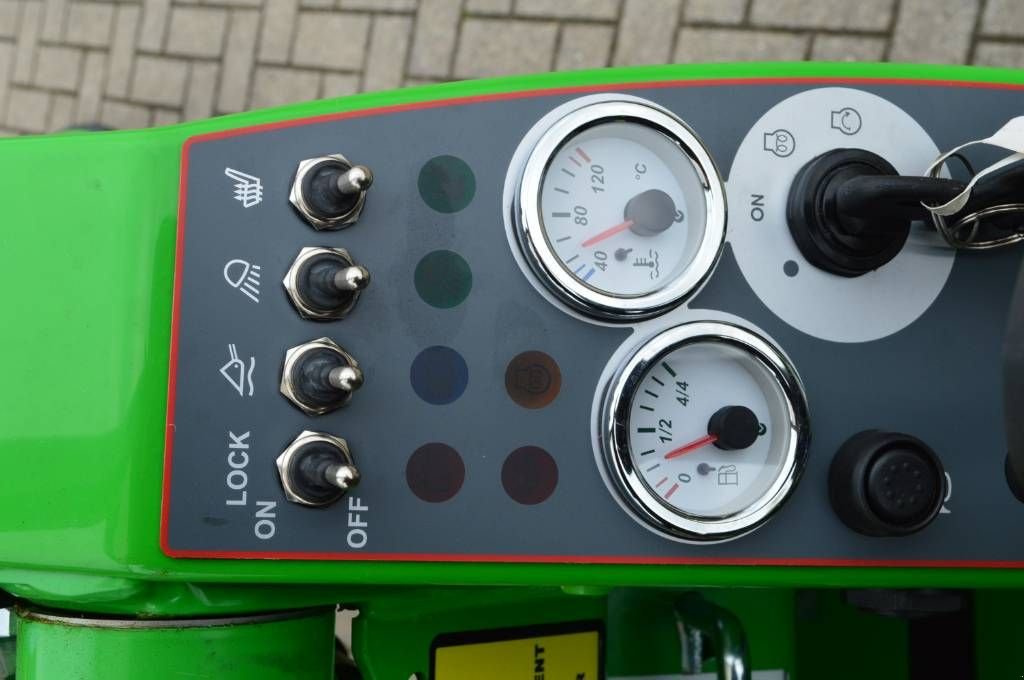 Radlader of the type Avant 423 TDL Kniklader/Shovel, Neumaschine in Erichem (Picture 4)