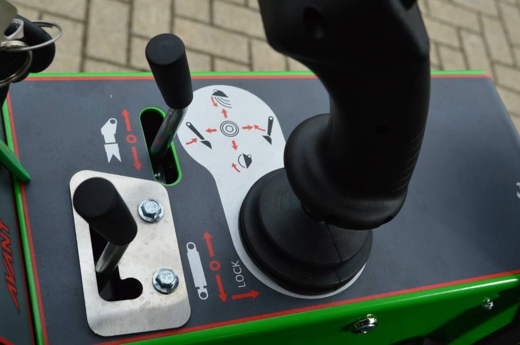 Radlader of the type Avant 423 TDL Kniklader/Shovel, Neumaschine in Erichem (Picture 5)