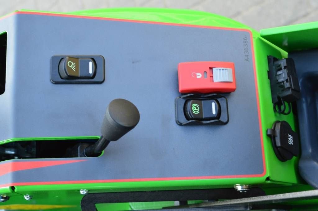 Radlader of the type Avant 523 TDL met hydraulische bladblazer, Neumaschine in Erichem (Picture 7)