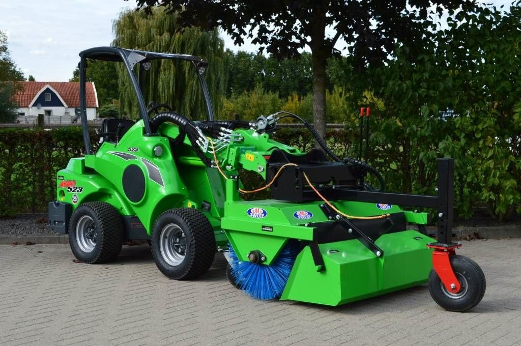 Radlader des Typs Avant 523 TDL met M-sweep HSTV600 veegmachine, Neumaschine in Erichem (Bild 3)