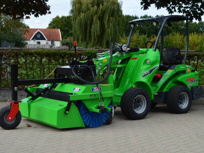 Radlader of the type Avant 523 TDL met M-sweep HSTV600 veegmachine, Neumaschine in Erichem (Picture 1)
