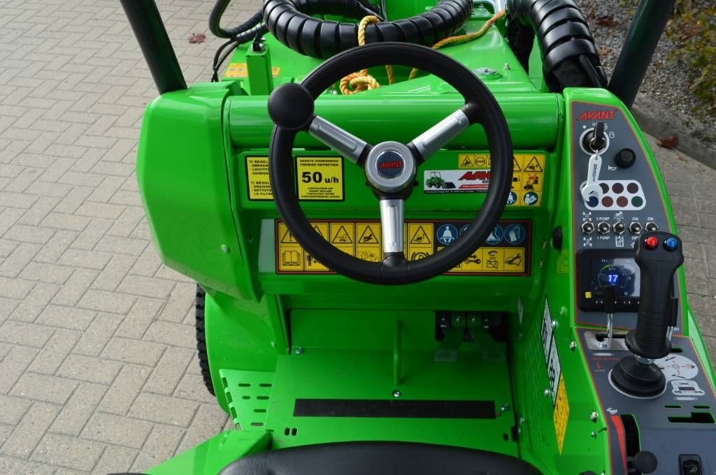 Radlader des Typs Avant 523 TDL met M-sweep HSTV600 veegmachine, Neumaschine in Erichem (Bild 2)