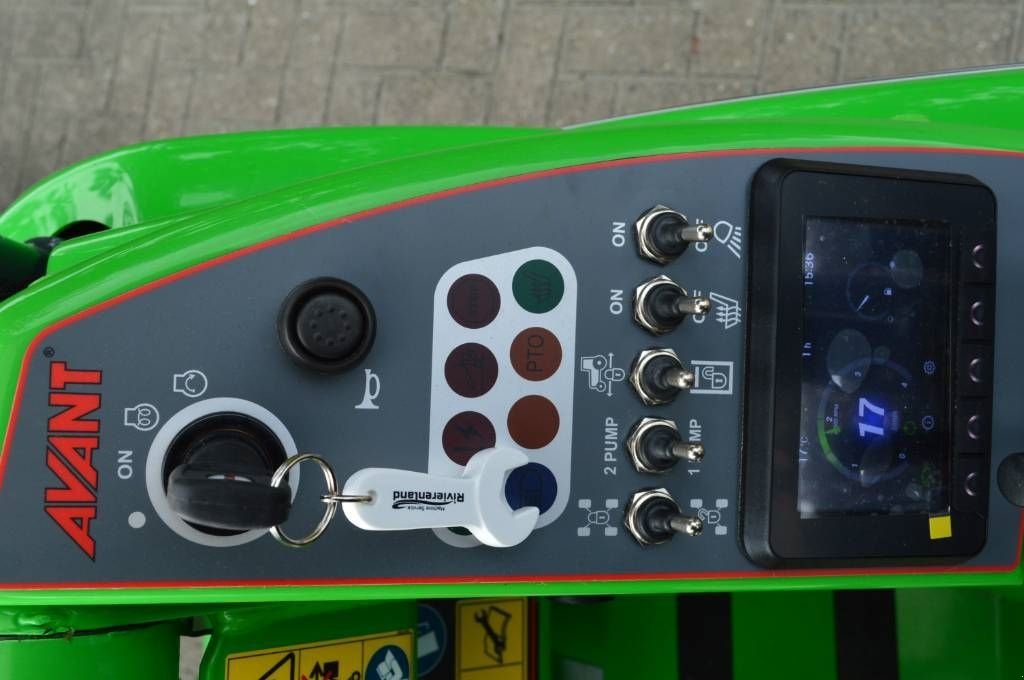 Radlader des Typs Avant 523 TDL met M-sweep HSTV600 veegmachine, Neumaschine in Erichem (Bild 4)