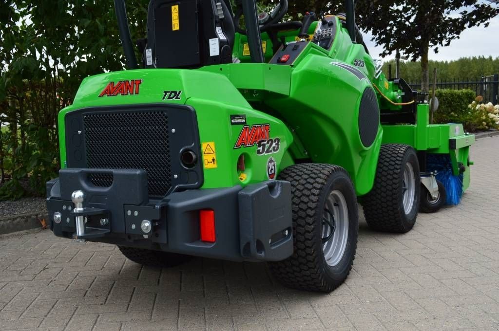 Radlader des Typs Avant 523 TDL met M-sweep HSTV600 veegmachine, Neumaschine in Erichem (Bild 9)