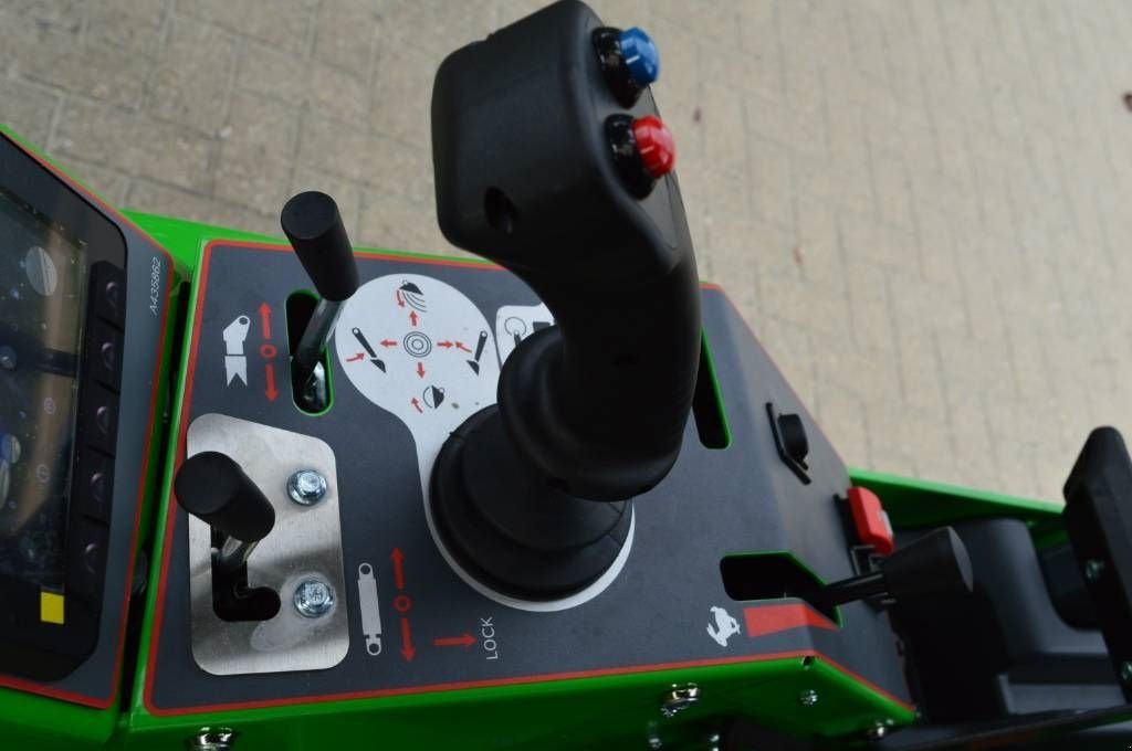 Radlader des Typs Avant 523 TDL met M-sweep HSTV600 veegmachine, Neumaschine in Erichem (Bild 5)