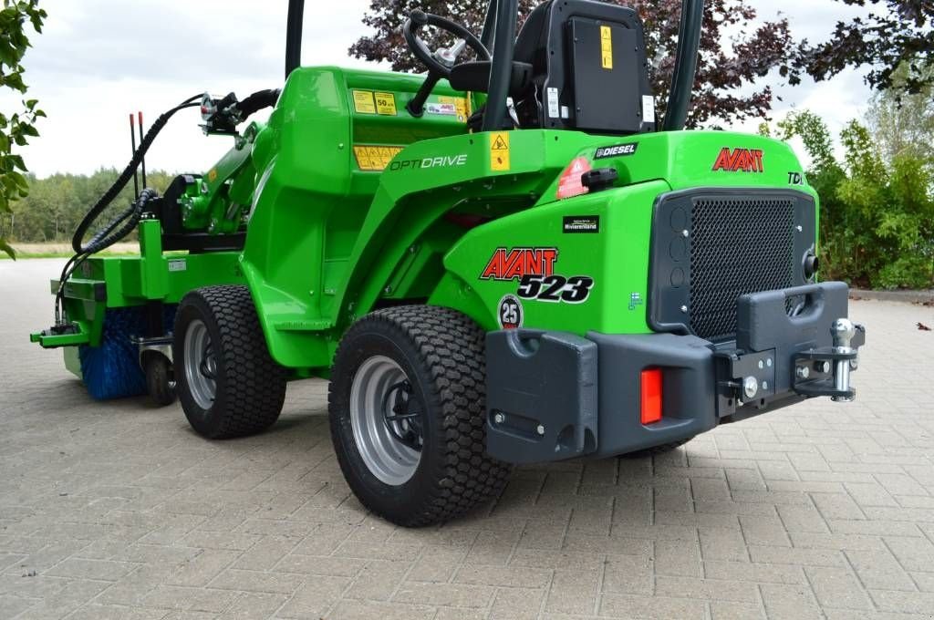 Radlader des Typs Avant 523 TDL met M-sweep HSTV600 veegmachine, Neumaschine in Erichem (Bild 11)