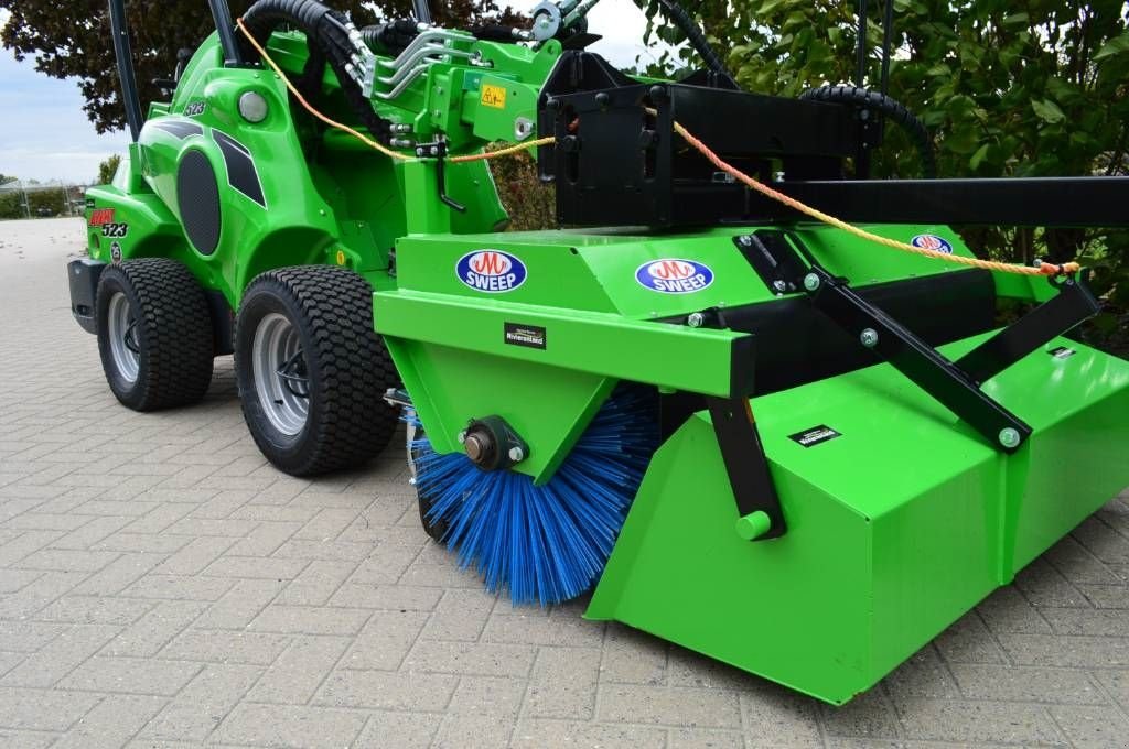 Radlader des Typs Avant 523 TDL met M-sweep HSTV600 veegmachine, Neumaschine in Erichem (Bild 10)