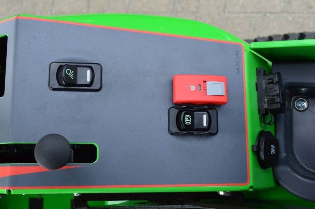 Radlader des Typs Avant 523 TDL met M-sweep HSTV600 veegmachine, Neumaschine in Erichem (Bild 8)