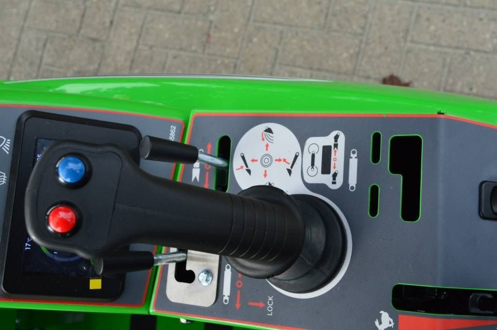 Radlader des Typs Avant 523 TDL met M-sweep HSTV600 veegmachine, Neumaschine in Erichem (Bild 7)