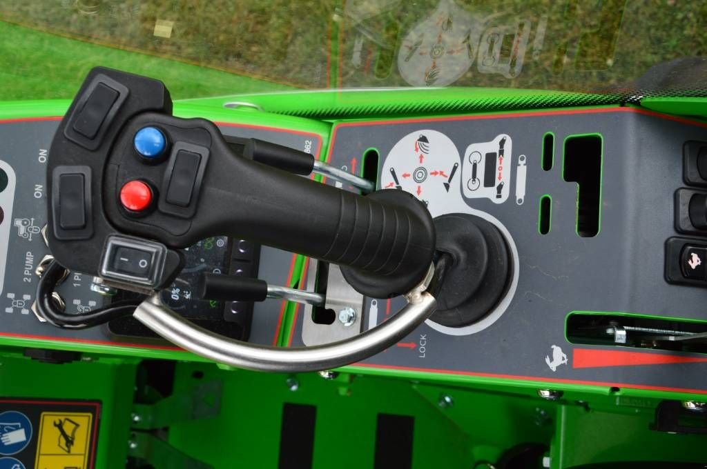 Radlader of the type Avant 640i TDS met Becx WLA60 + HS131HR Heggensnoeier, Gebrauchtmaschine in Erichem (Picture 8)