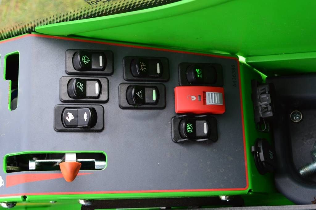 Radlader of the type Avant 640i TDS met Becx WLA60 + HS131HR Heggensnoeier, Gebrauchtmaschine in Erichem (Picture 9)