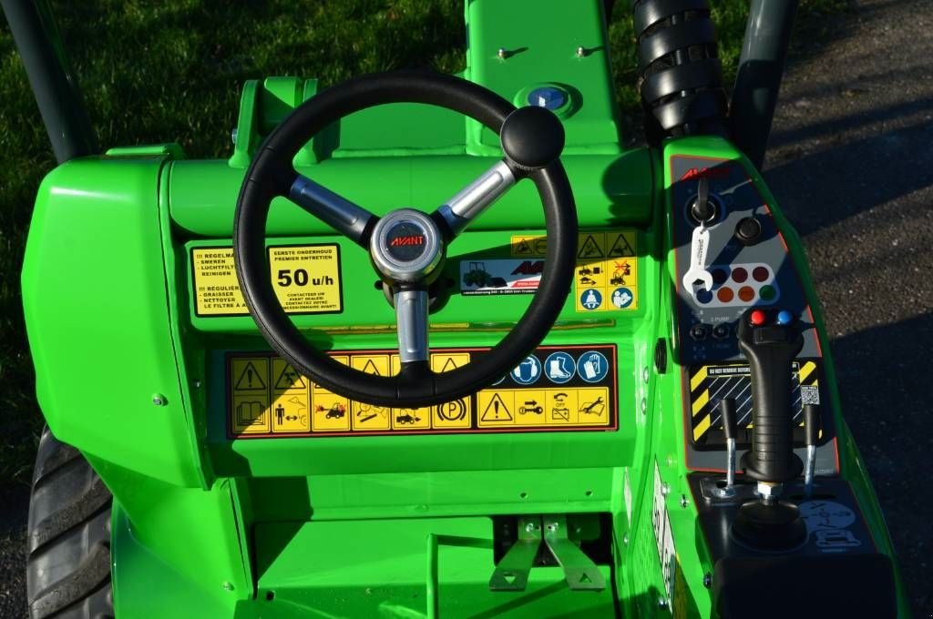 Radlader van het type Avant 735i TDL met minigraafarm 180, Gebrauchtmaschine in Erichem (Foto 2)