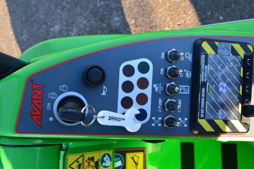 Radlader van het type Avant 735i TDL met minigraafarm 180, Gebrauchtmaschine in Erichem (Foto 4)