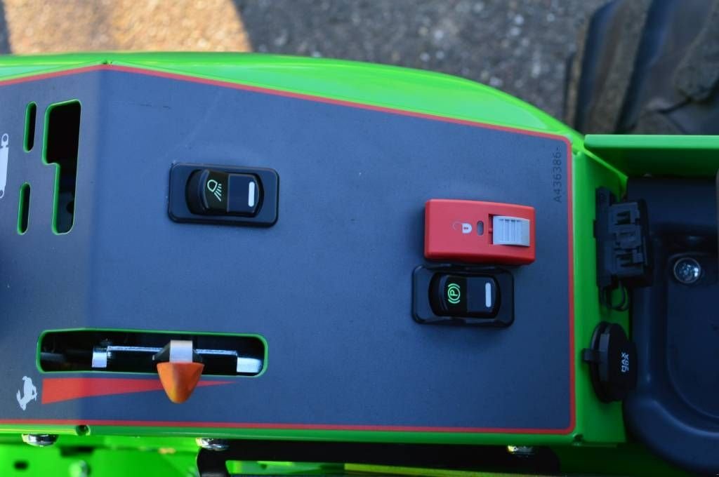 Radlader van het type Avant 735i TDL met minigraafarm 180, Gebrauchtmaschine in Erichem (Foto 8)