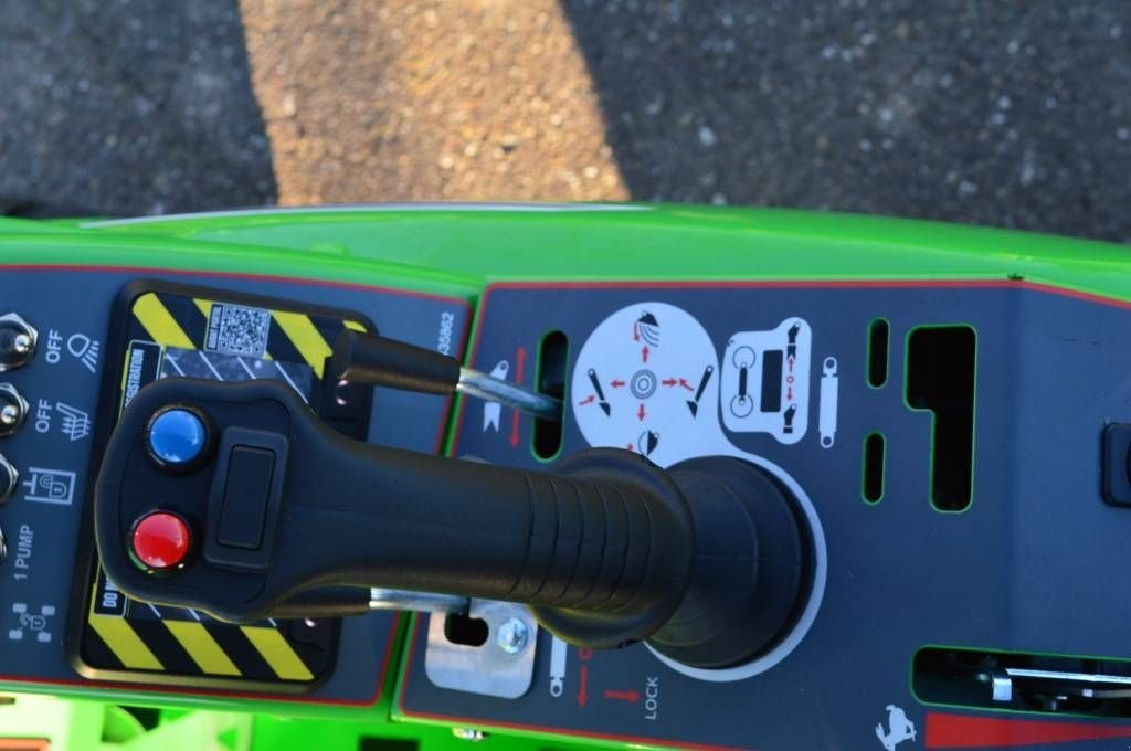 Radlader van het type Avant 735i TDL met minigraafarm 180, Gebrauchtmaschine in Erichem (Foto 7)