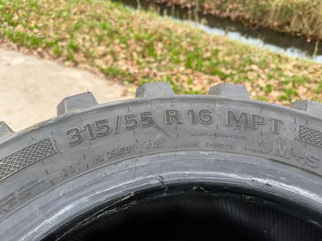 Radlader of the type Continental 315/55R16 MPT 81, Neumaschine in Lunteren (Picture 4)