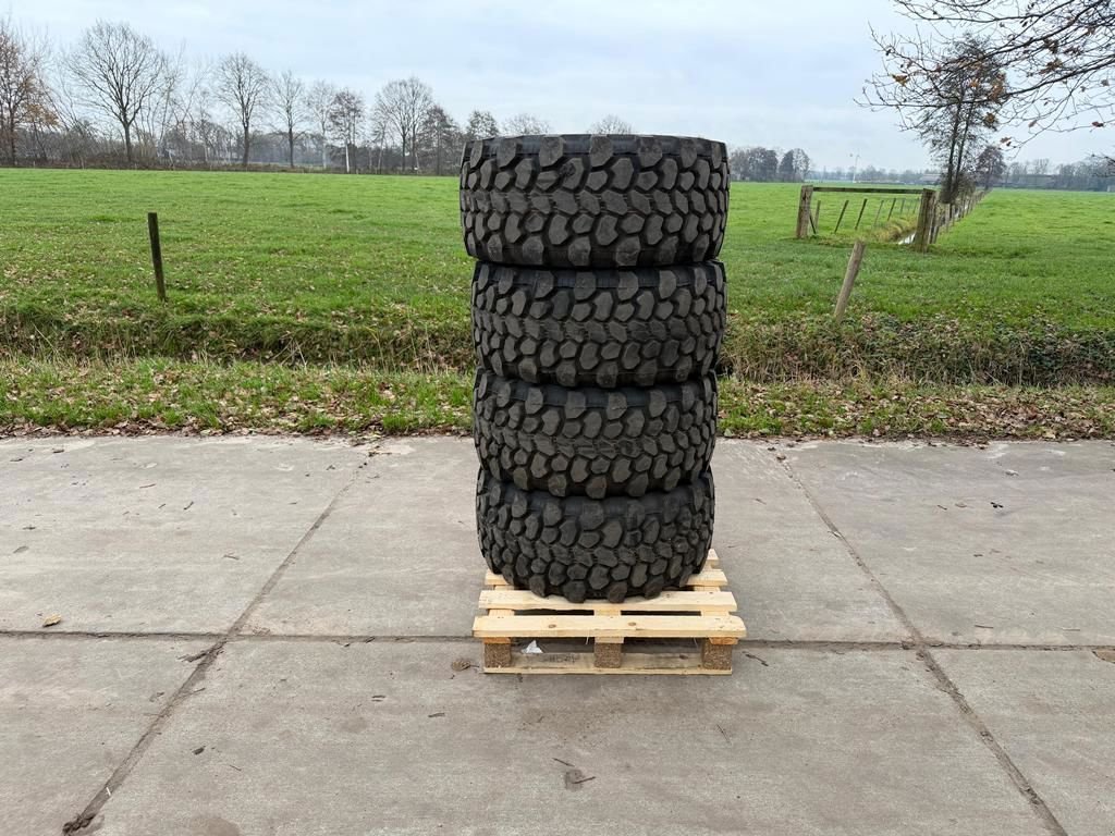 Radlader of the type Continental 315/55R16 MPT 81, Neumaschine in Lunteren (Picture 1)