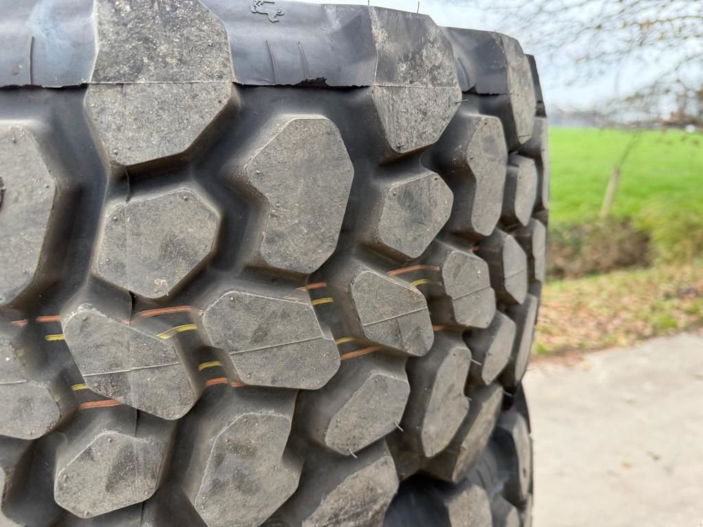 Radlader of the type Continental 315/55R16 MPT 81, Neumaschine in Lunteren (Picture 5)