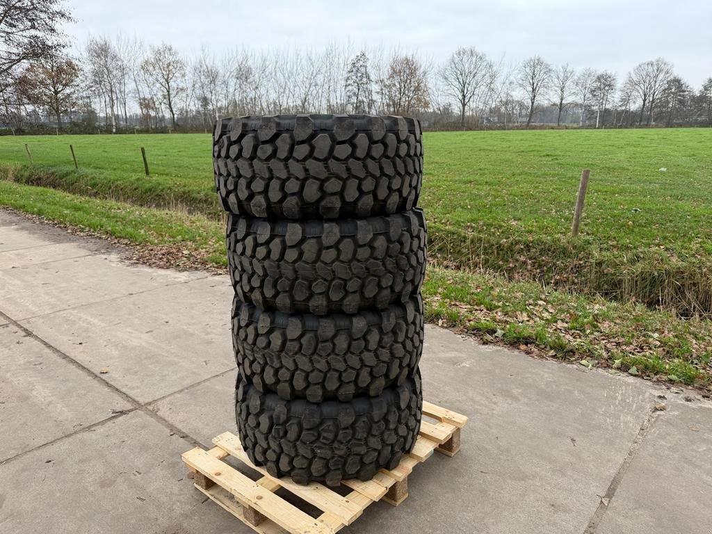 Radlader of the type Continental 315/55R16 MPT 81, Neumaschine in Lunteren (Picture 2)