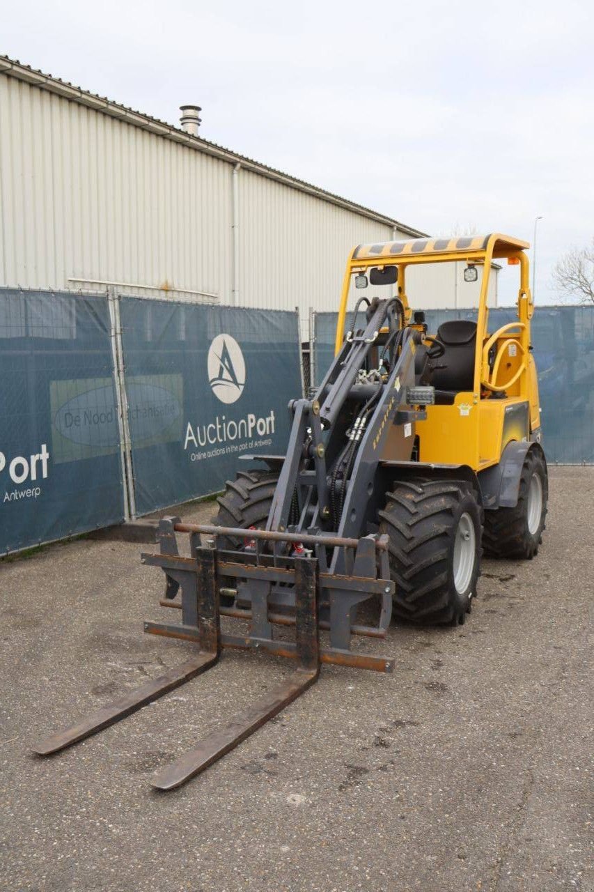 Radlader от тип Eurotrac 820/W12S, Gebrauchtmaschine в Antwerpen (Снимка 10)