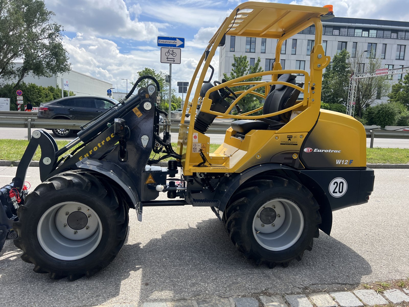 Radlader des Typs Eurotrac W 12F XL - Pflasterpalette, Neumaschine in Garching  (Bild 2)