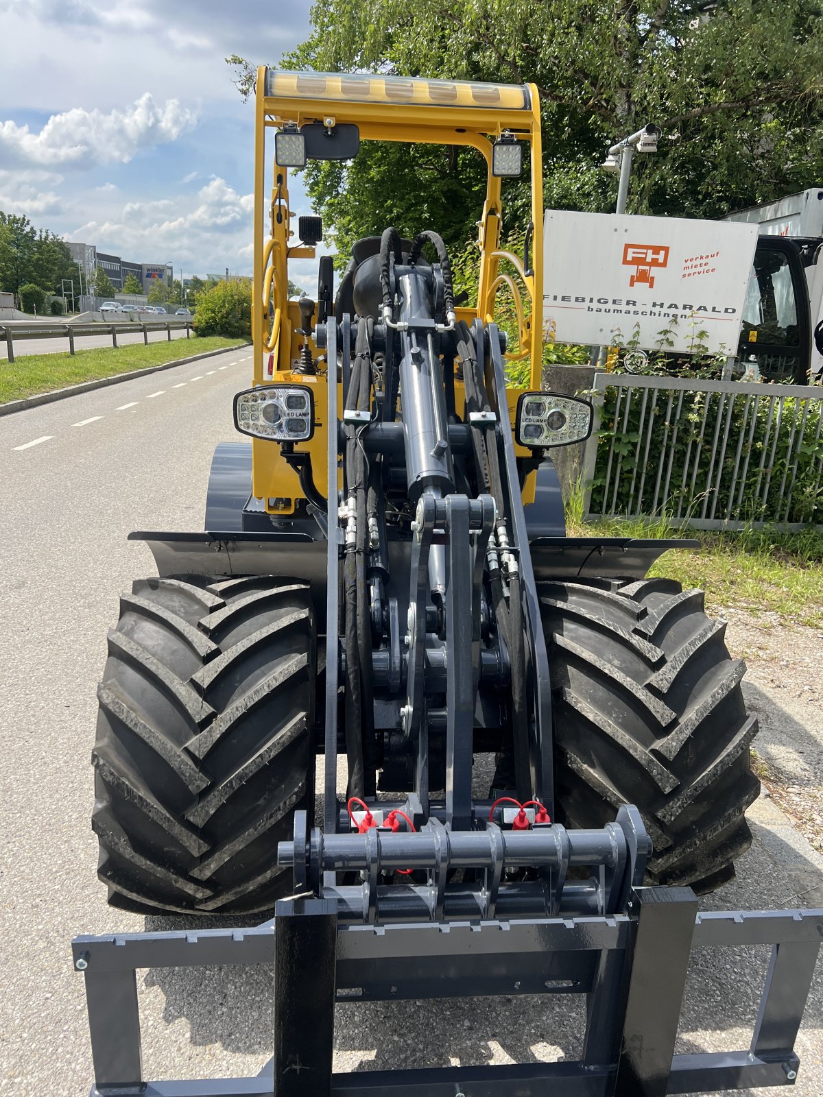 Radlader des Typs Eurotrac W 12F XL - Pflasterpalette, Neumaschine in Garching  (Bild 14)