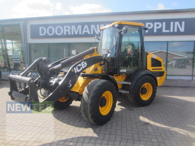 JCB 409 AG T4, Gebrauchtmaschine, Baujahr: 2018, Betriebsstunden / Hektar: 6380, Betriebsstunden: 6380 Stunden (Bild 1) Radlader des Typs JCB 409 AG T4, Gebrauchtmaschine in Schoenberg (Bild 1)