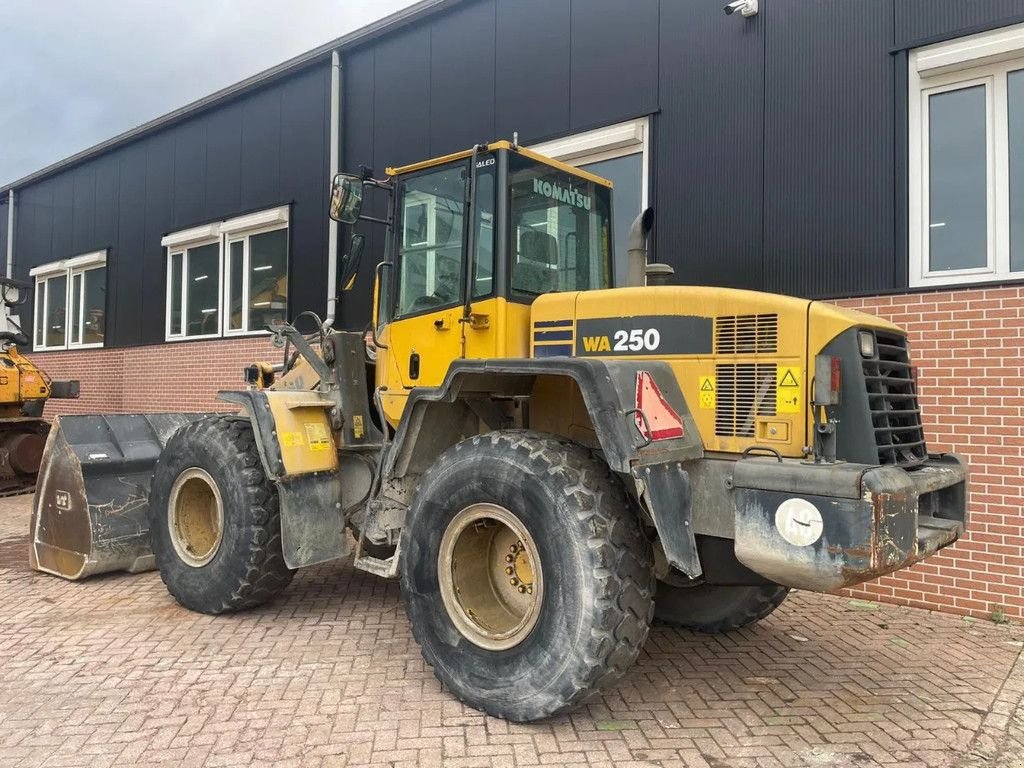 Radlader des Typs Komatsu WA250-5, Gebrauchtmaschine in Barneveld (Bild 3)