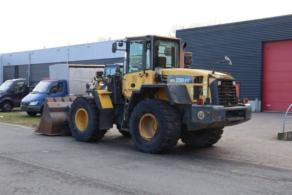 Radlader of the type Komatsu WA250PZ-5, Gebrauchtmaschine in Antwerpen (Picture 4)