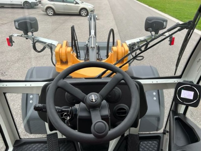 Radlader of the type Liebherr 504 COMPACT, Neumaschine in NATTERNBACH (Picture 3)