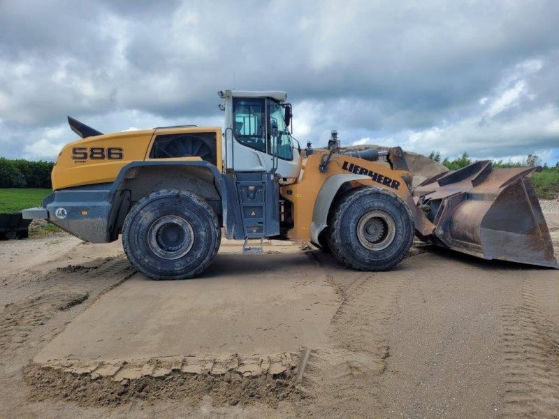Radlader of the type Liebherr L 586, Gebrauchtmaschine in Vojens (Picture 1)