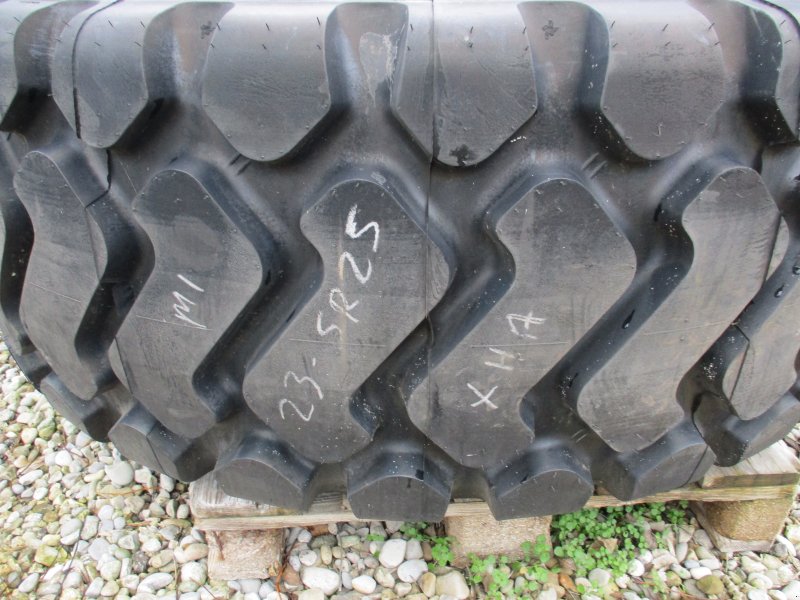 Radlader du type Liebherr neuer Michelin Reifen 23.5 R 25 mit neuer Felge, Neumaschine en Rain-Gempfing