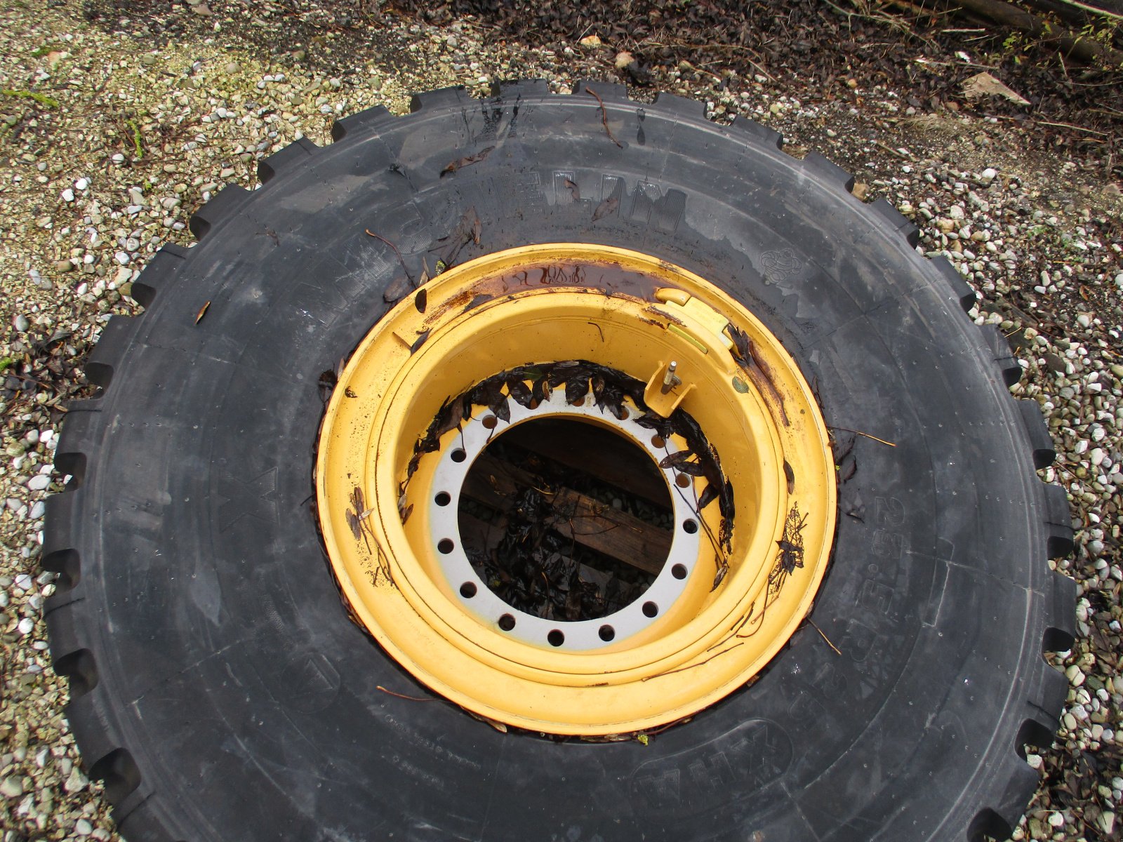 Radlader du type Liebherr neuer Michelin Reifen 23.5 R 25 mit neuer Felge, Neumaschine en Rain-Gempfing (Photo 3)