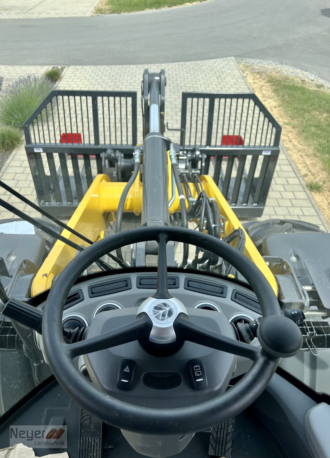 Radlader of the type New Holland W 130 D, Neumaschine in Bad Waldsee Mennisweiler (Picture 4)