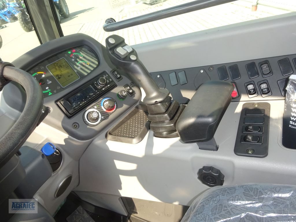 Radlader of the type New Holland W 50 C, Neumaschine in Salching bei Straubing (Picture 8)