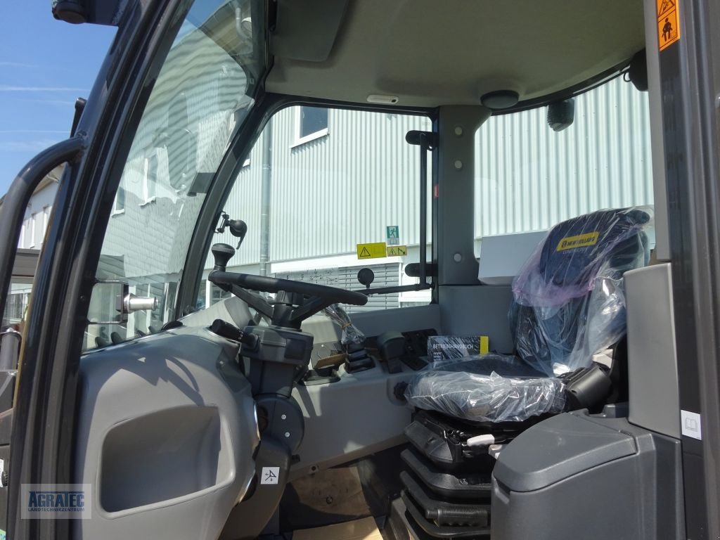 Radlader of the type New Holland W 70 C, Neumaschine in Salching bei Straubing (Picture 9)